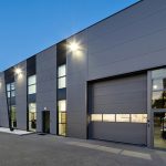 Installation de porte sectionnelle industrielle entièrement personnalisable